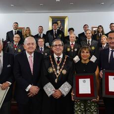 Casi 2.500 años de experiencia profesional se congregan en la entrega de los Botones de Oro y Plata de la Abogacía granadina